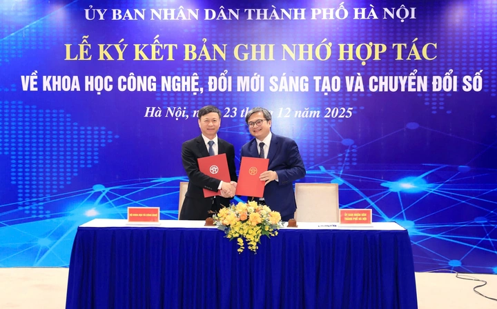 Thứ trưởng Bộ KH&CN Hoàng Minh và Phó Chủ tịch UBND thành phố Hà Nội Trương Việt Dũng ký biên bản ghi nhớ hợp tác.