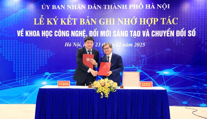Phó Chủ tịch UBND thành phố Hà Nội Trương Việt Dũng và Phó Chủ tịch Viện Hàn lâm Khoa học và Công nghệ Việt Nam Chu Hoàng Hà ký biên bản ghi nhớ hợp tác.