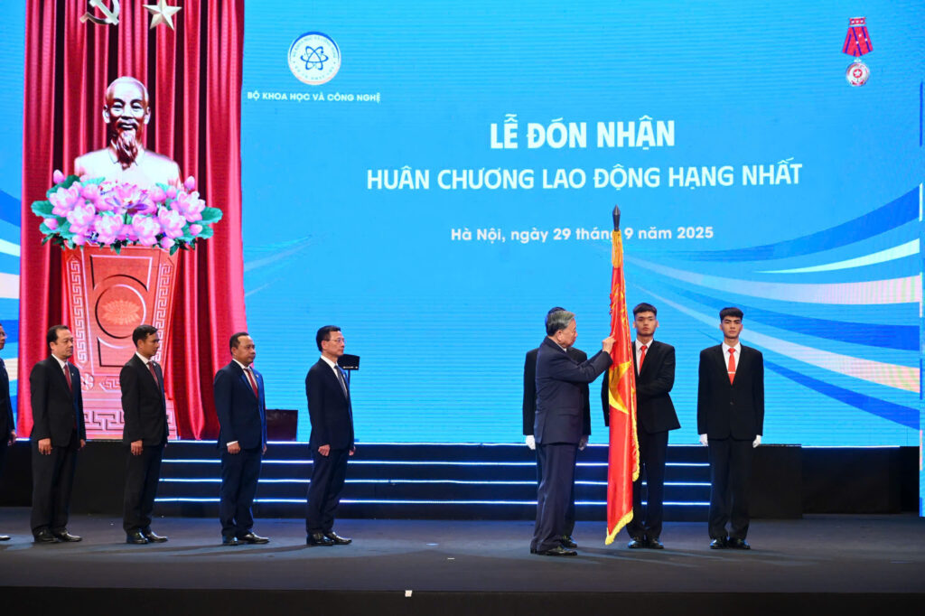 Tổng Bí thư Tô Lâm trao tặng Huân chương Lao động hạng nhất cho Bộ Khoa học và Công nghệ.